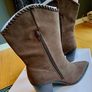 ☀️3/$20 NWT JustFab Faux Suede Cowboy-Style Boots